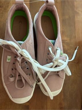 Cariuma Women's Pale Pink Suede Low-Top Sneakers with White Laces